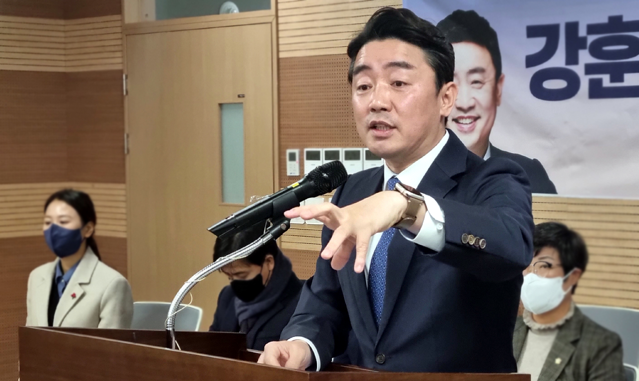 강훈식 더불어민주당 국회의원이 16일 신년 기자회견 자리에서 최근 논란이 되고 있는 아산 소재 충남도 공공기관 이전에 “어렵게 얻고, 쉽게 내줘선 안 된다”며 시 차원의 적극 대응을 강조했다. 안성원 기자.