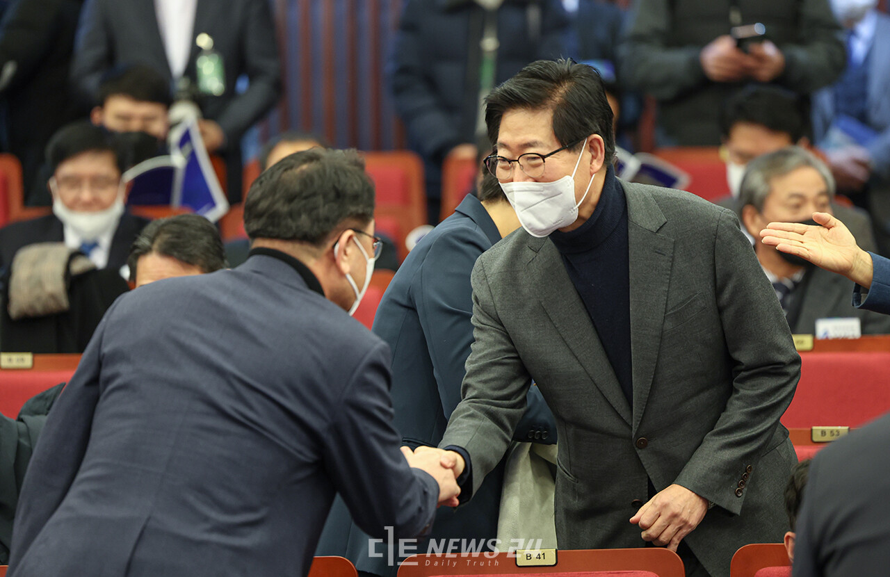 양승조 더불어민주당 참좋은지방정부위원회 공동위원장이 16일 국회도서관에서 열린 참좋은지방정부위원회 출범식에서 참석자들과 인사를 나누고 있다. 류재민 기자.