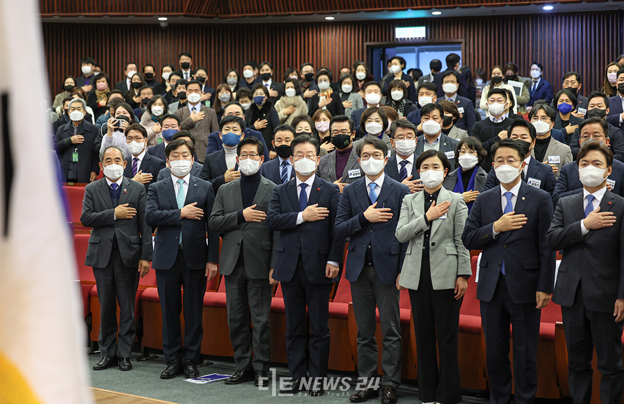 양 위원장은 이날 인사말을 통해 “지방분권과 국가 균형발전은 대한민국의 생존과 미래를 위해 반드시 실현해야 한다”고 강조했다. 사진=행사 참석자들이 국민의례를 하고 있는 모습. 류재민 기자.