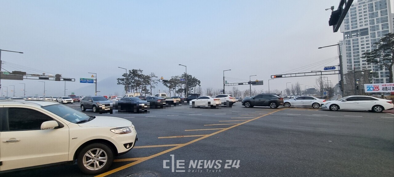 매일 아침 출·퇴근 시간대 심각한 지·정체 현상을 보이고 있는 햇무리교 앞 교차로. 이희택 기자. 
