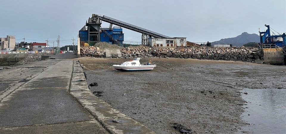 한국서부발전 태안발전본부 석탄폐기물이 적치될 것으로 예상되는 서산시 팔봉면 구도항 야적장. 독자제공.