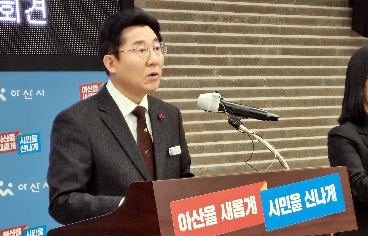 박경귀 아산시장이 최근 논란이 일고 있는 충남도 산하 공공기관 이전 문제에 대해 17일 긴급기자회견을 열고 “더불어민주당 정치인들이 사실을 왜곡하며 정치적으로 여론을 선동한다”고 비판했다. 