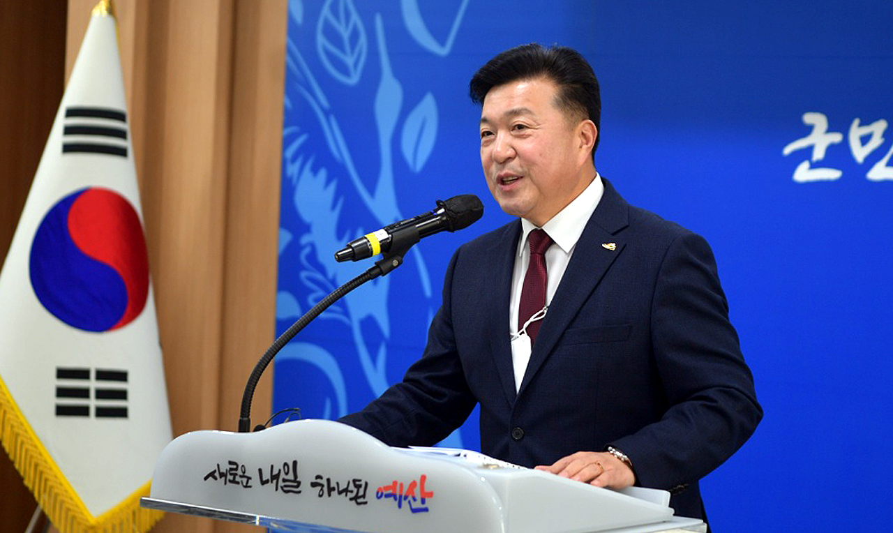 최재구 예산군수가 18일 군청 대회의실에서 열린 신년 언론인 간담회에서 정 운영 방향을 소개하며 백종원 더본 코리아 대표에게 고마움을 전했다. 예산군 제공.