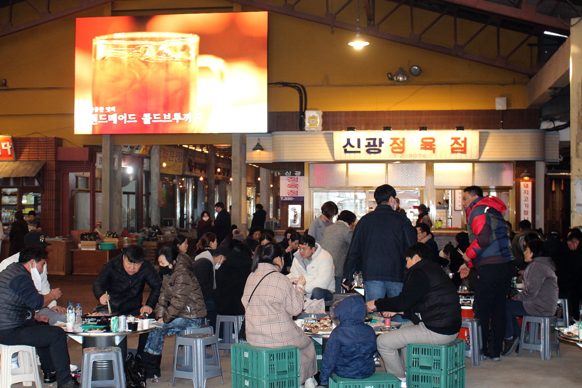 충남 예산군과 더본코리아와 공동 진행한 전통시장 살리기 프로젝트가 흥행을 거두고 있다. 지난 주말 예산시장 모습. 예산군 제공.