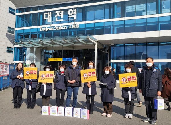 동구보건소 직원과 금연지도원 등 캠페인 참여자들이 19일 대전역 일원에서 금연 캠페인을 실시하고 있다.