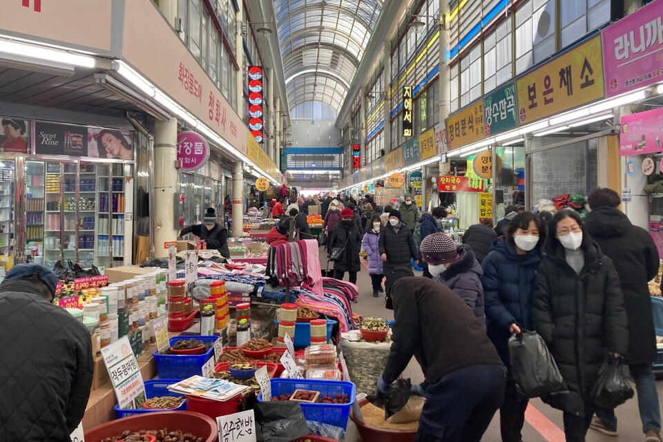 20일 설날 대목을 앞둔 중앙시장. 유솔아 기자.