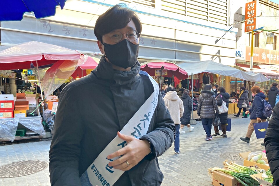 20일 민생점검 차 중앙시장을 찾은 더불어민주당 장철민(동구) 국회의원. 지역화폐가 침체된 전통시장을 살릴 수 있는 묘안이라고 말했다. 유솔아 기자.