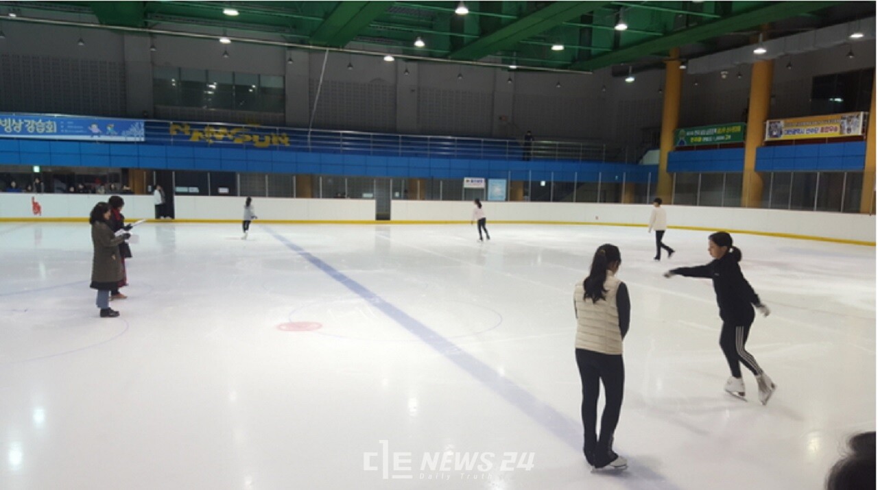 대전 남선공원종합체육관 내 빙상장 모습. 학생들이 피겨 연습을 하고 있다. 남선공원체육관 제공.  