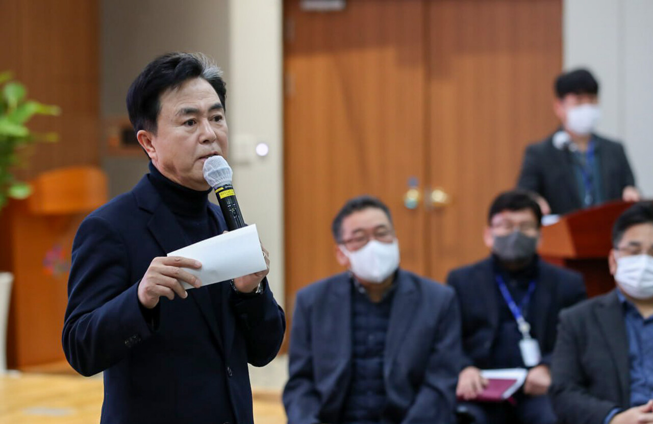 김태흠 충남지사가 25일 열린 도청 과장 간담회에서 건의사항에 답변을 하고 있는 모습. 황재돈 기자. 
