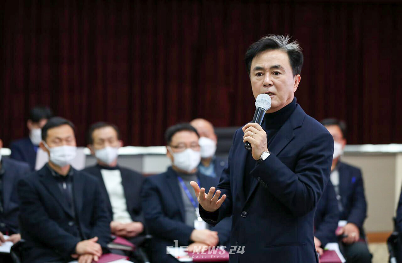 김태흠 충남지사가 25일 도청 대회의실에서 과장과 첫 간담회를 열어 소통의 시간을 가졌다. 황재돈 기자.