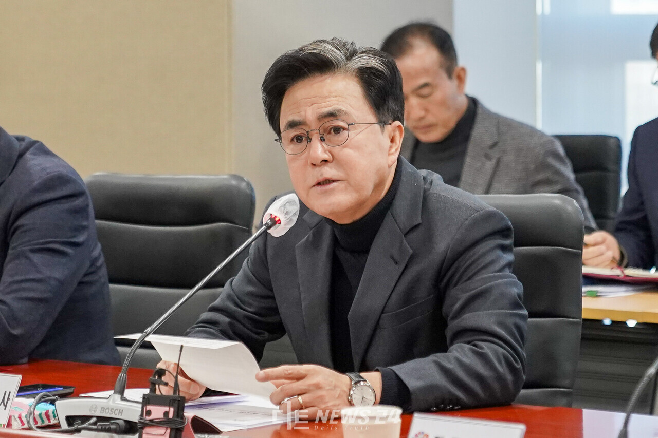 김태흠 충남지사가 30일 도청 실국원장회의에서 보령-대전고속도로와 충청권 제2외곽순환도로를 연결하는 '충청권 순환 서해고속도로' 건설 필요성을 강조했다. 황재돈 기자. 