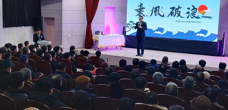 이완섭 서산시장이 30일 종합사회복지관 대산분관에서 대산읍 주민들과 대화의 장을 마련했다. 최종암 기자.