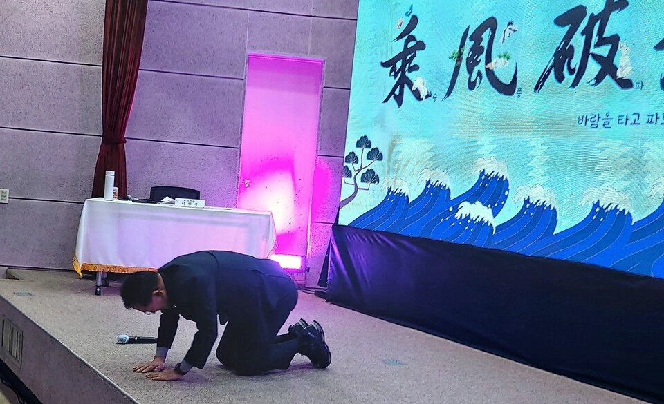 대산읍 주민들에게 큰 절을 하는 이완섭 서산시장. 최종암 기자.