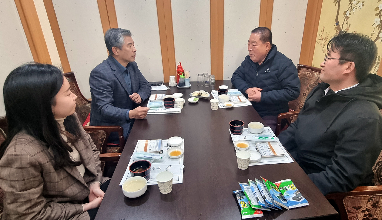 충청남도의 아산 소재 공공기관 이전 논란이 이어지고 있는 가운데, 조길연 충남도의회 의장(오른쪽 뒤)이 협의 테이블 마련 의사를 내비쳤다. 아산시내 모처에서 회동을 가진 모습. 안성원 기자.