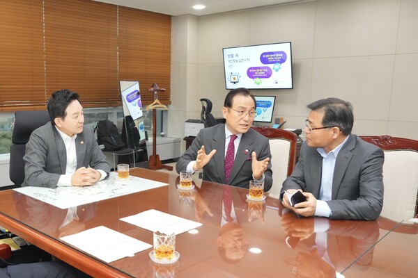 박상돈 천안시장이 김태흠 충남도지사와 9일 정부세종청사에서 원희룡 국토부장관을 만나 국가산단 후보지 현안에 대해 설명하고 있다.
