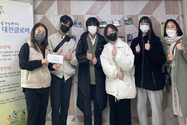 (왼쪽부터) 원장 임윤라, 송촌고 학생 박시현, 오세훈, 김도희, 김영아, 미술교사 한송이.