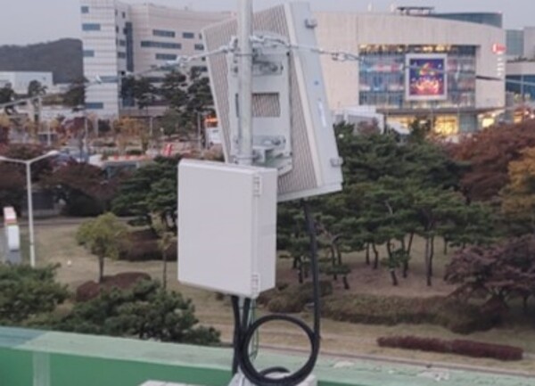 ETRI 연구진이 김포공항 인근 건물 옥상 위에 설치한 MN 기지국시스템.