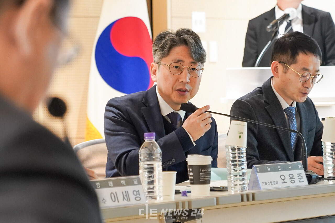오용준 충남연구원 선임연구위원은 지난 15일 내포혁신플랫폼에서 열린 대통령직속 국가균형발전위원회와 간담회에서 2차 공공기관 이전 시 ‘형평성과 효율성’을 중심으로 이전이 이뤄져야 한다고 주장했다. 황재돈 기자.