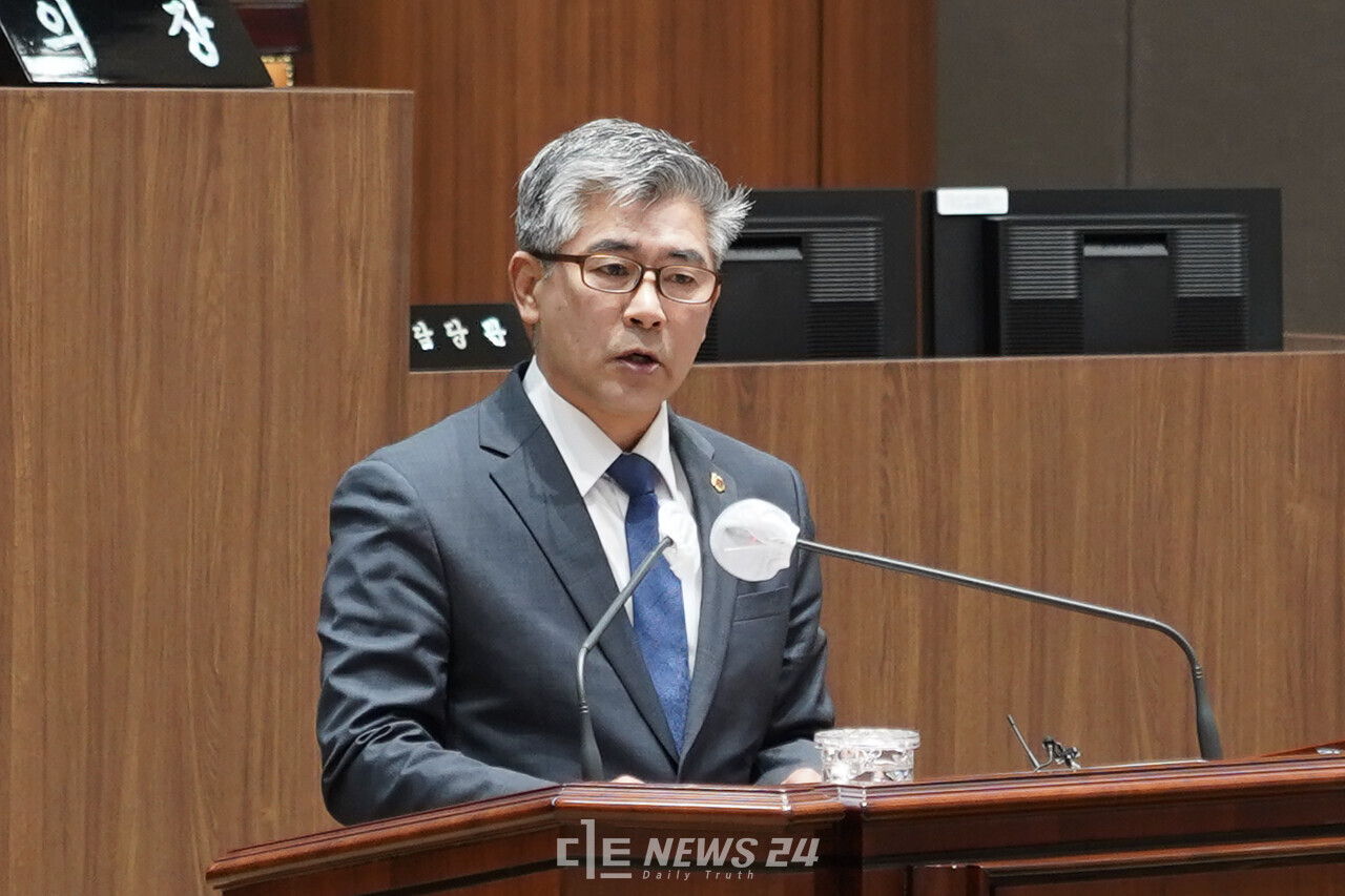 더불어민주당 조철기 충남도의회 원내대표가 21일 사상 처음으로 열린 도의회 교섭단체 대표연설에서 김태흠 충남지사를 직격하며 충남도정 비판에 나섰다. 황재돈 기자. 