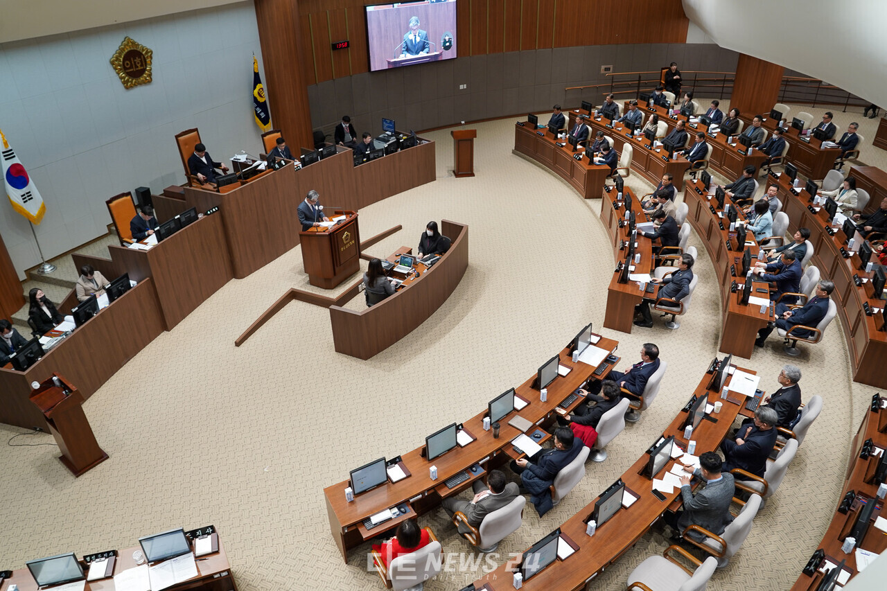 조철기 더불어민주당 원내대표가 21일 충남도의회 342회 임시회 2차 본회의에서  교섭단체 대표의원 연설을 하고 있다. 황재돈 기자.
