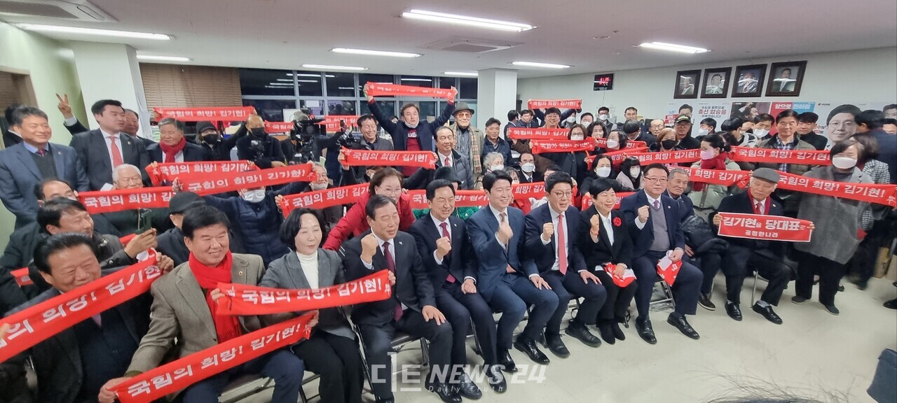 이날 간담회 자리에는 김기현 당대표 후보와 김병민 최고위원 후보, 최민호 세종시장, 류제화 시당위원장, 송아영 당협위원장을 비롯한 당원 100여 명이 함께 했다. 이희택 기자. 