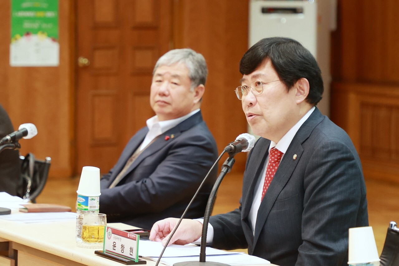 대전에 본사를 둔 기업금융중심 은행 설립 추진위원회 공동위원장인 윤창현 국회의원이 22일 열린 연구용역 착수보고회에서 인사말을 하고 있다. 대전시 제공.