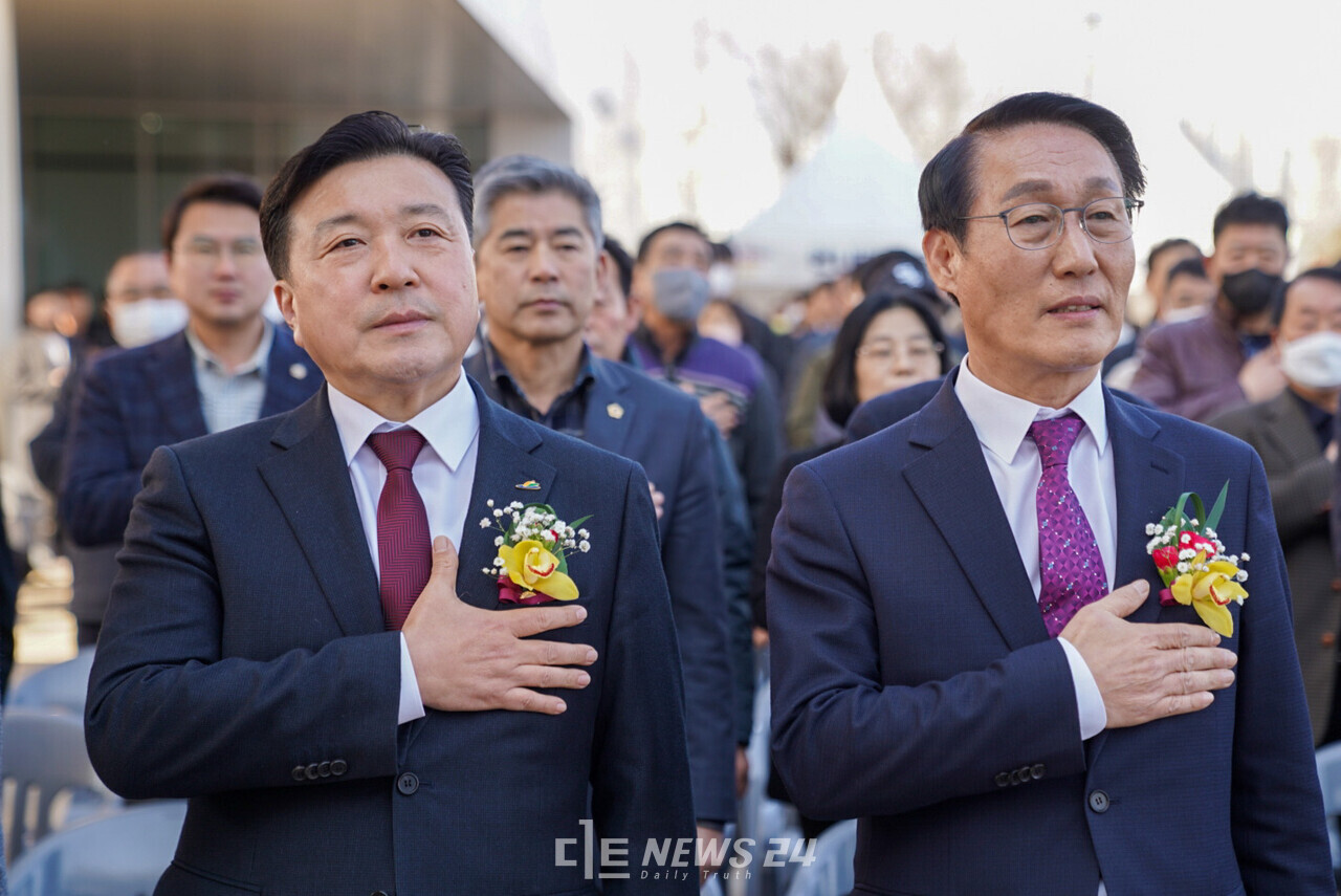 이용록 홍성군수(오른쪽)과 최재구 예산군수. 황재돈 기자