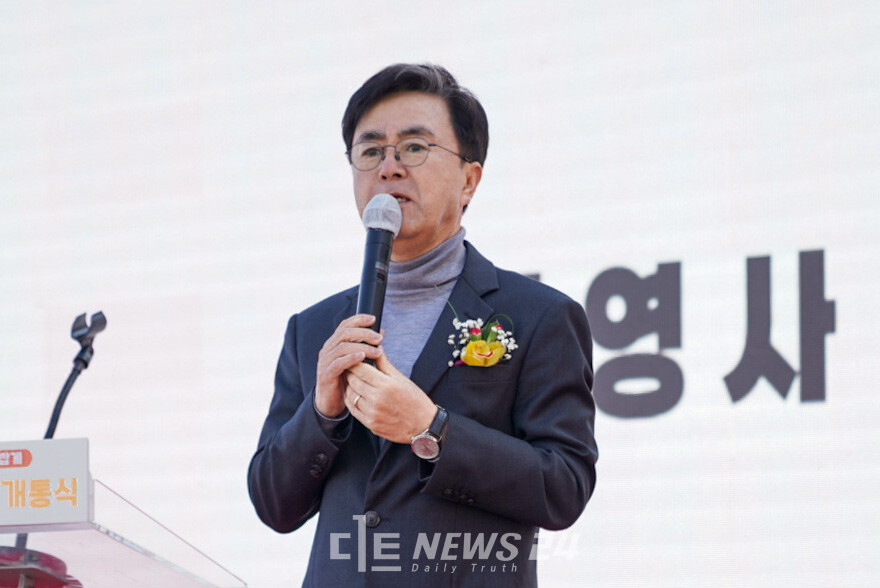 김태흠 충남지사가 24일 충남도서관 앞에서 열린 내포 순환버스 개통식에서 인사말을 하고 있다. 황재돈 기자.