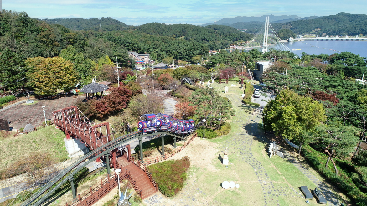 충남 예산군이 봄을 맞아 오는 3월부터 예당호 출렁다리 운영시간을 연장하고, 동절기 중단했던 음악분수, 인공폭포, 벽천 분수, 국민여가캠핑장 운영을 재개한다. 예당호 모노레일과 관광단지 전경. 예산군 제공.