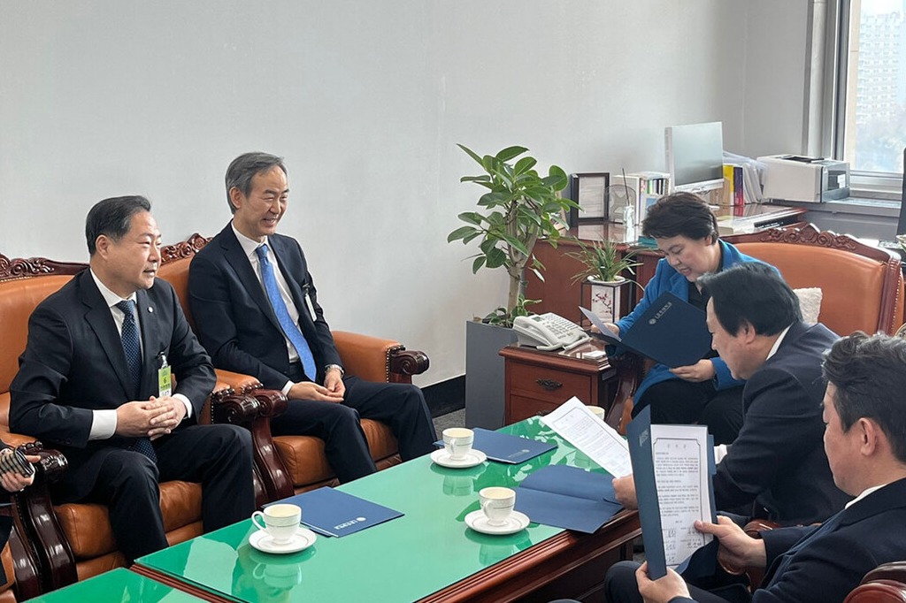 원성수 공주대 총장이 27일 국회 보건복지위원회 소속 의원들을 만나 지방 의과대학 설립 당위성을 설명했다. 사진 왼쪽 처음이 원 총장. 공주대 제공. 