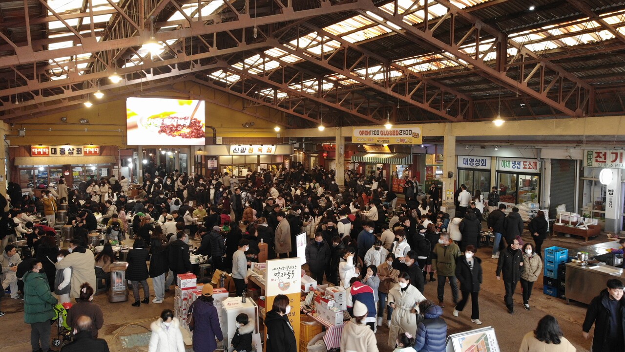  개장 한 달만에 10만여 명이 방문해 전국 핫플레이스로 등극한 예산 전통시장 모습. 예산군 제공.