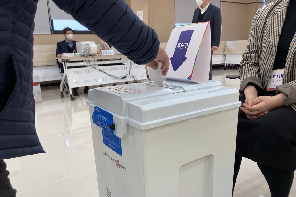 제3회 전국동시조합장선거가 치러진 8일 충남 홍성군 홍북읍 투표소인 홍북농협하나로마트에는 이른 아침부터 유권자가 몰렸다. 유솔아 기자.