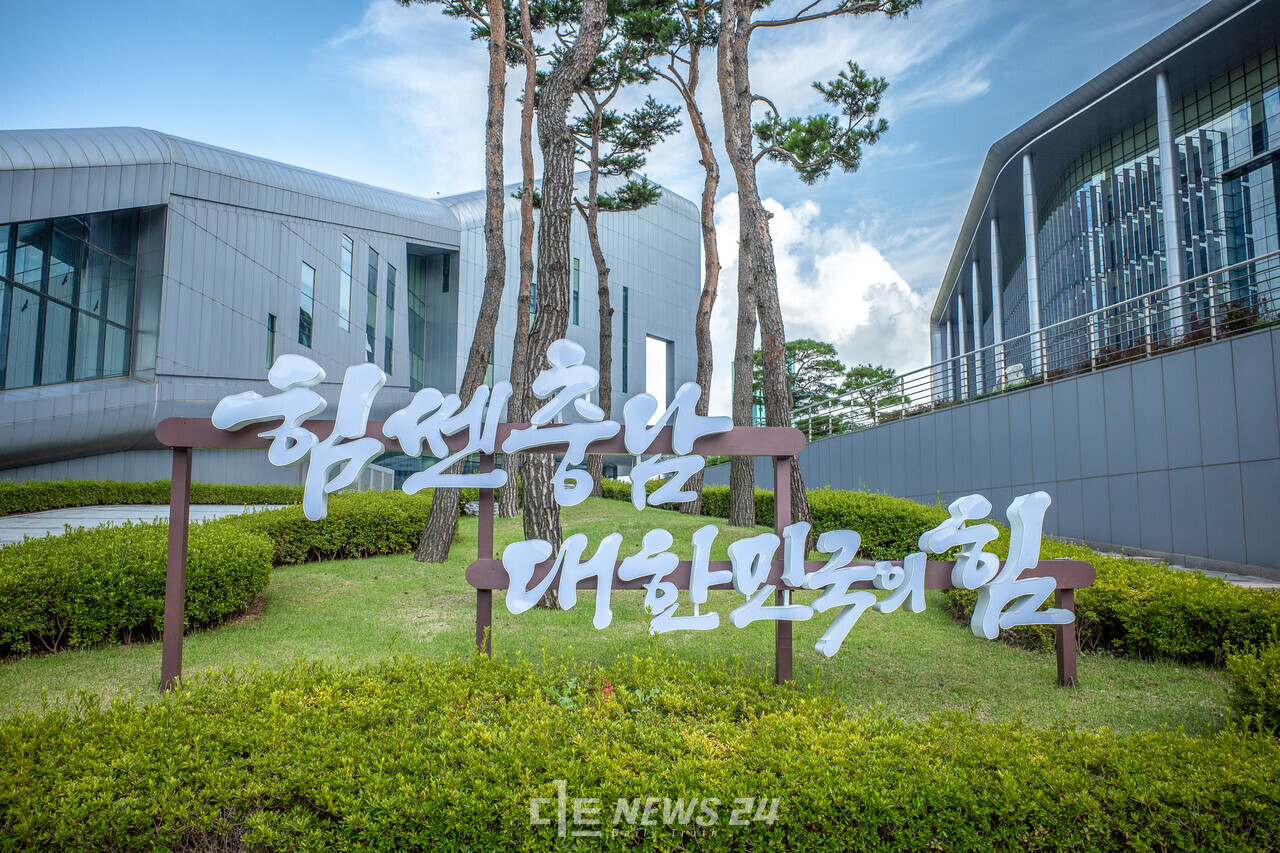 충남도는 지역 내 2개 시·군에 청년 임대 스마트팜 2개 단지를 조성키로 하고, 공모절차를 진행 중이라고 8일 밝혔다.