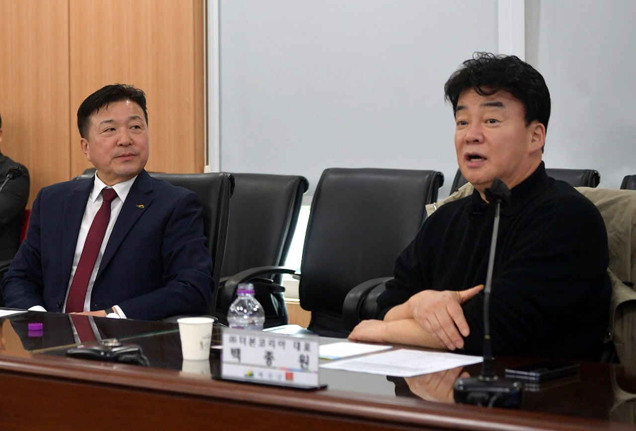 최재구 충남 예산군수(왼쪽)와 백종원 더본코리아 대표는 7일 예산상설시장 관계자와 간담회를 열고 특수를 노린 물가인상 등의 움직임에 제동을 걸었다. 예산군 제공.