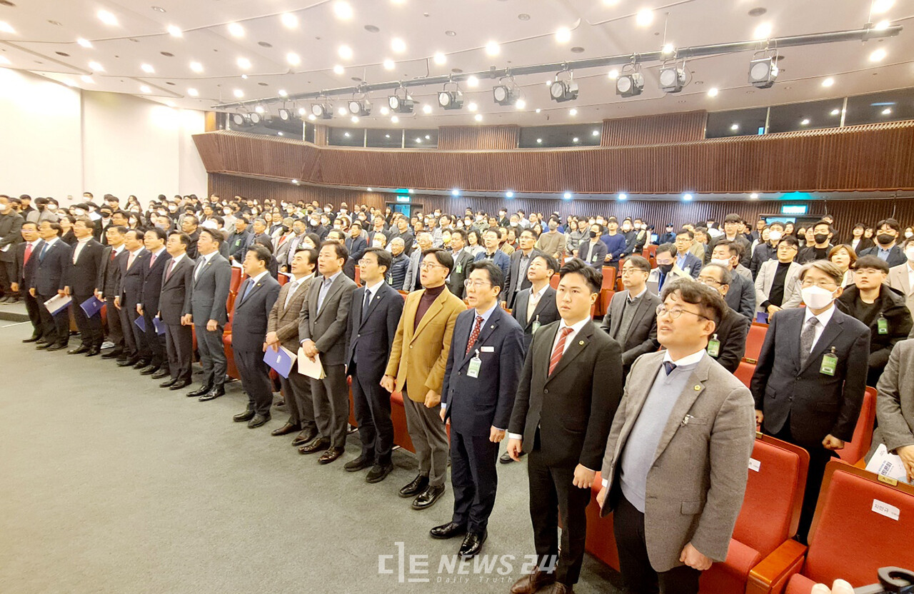 이날 토론회에는 더불어민주당 이정문 의원과 박홍근 원내대표, 김병주 국방위 간사, 국방위원인 안규백·윤후덕송갑석 의원, 국민의힘 이명수 의원과 한기호 국방위원장, 신원식 국방위 간사, 박경귀 아산시장, 안장헌·지민규 충남도의원과 둔포 지역 주민 등 500여 명이 참석했다. 류재민 기자.
