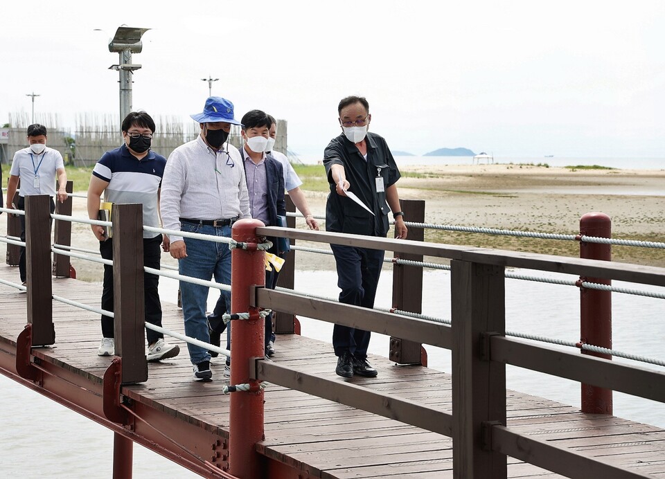 ’근소만 갯벌식생 복원 사업‘의 성공적 추진을 위해 지난해 신안군 증도의 갯벌생태공원을 방문한 가세로 군수(좌측). 태안군 제공.