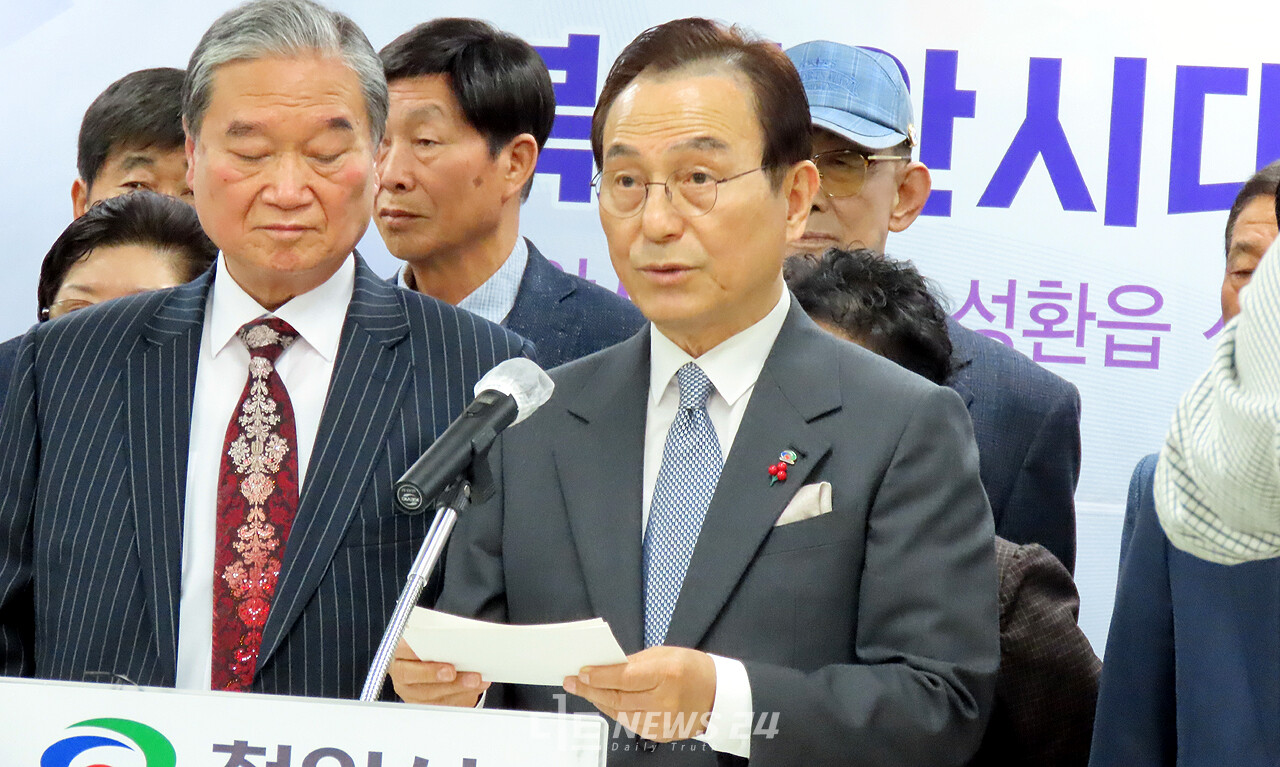 박상돈 천안시장이 15일 신규 국가산업단지로 최종 선정된 성환 종축장 부지와 관련한 개발 방향과 구상을 설명하고 있다. 안성원 기자.