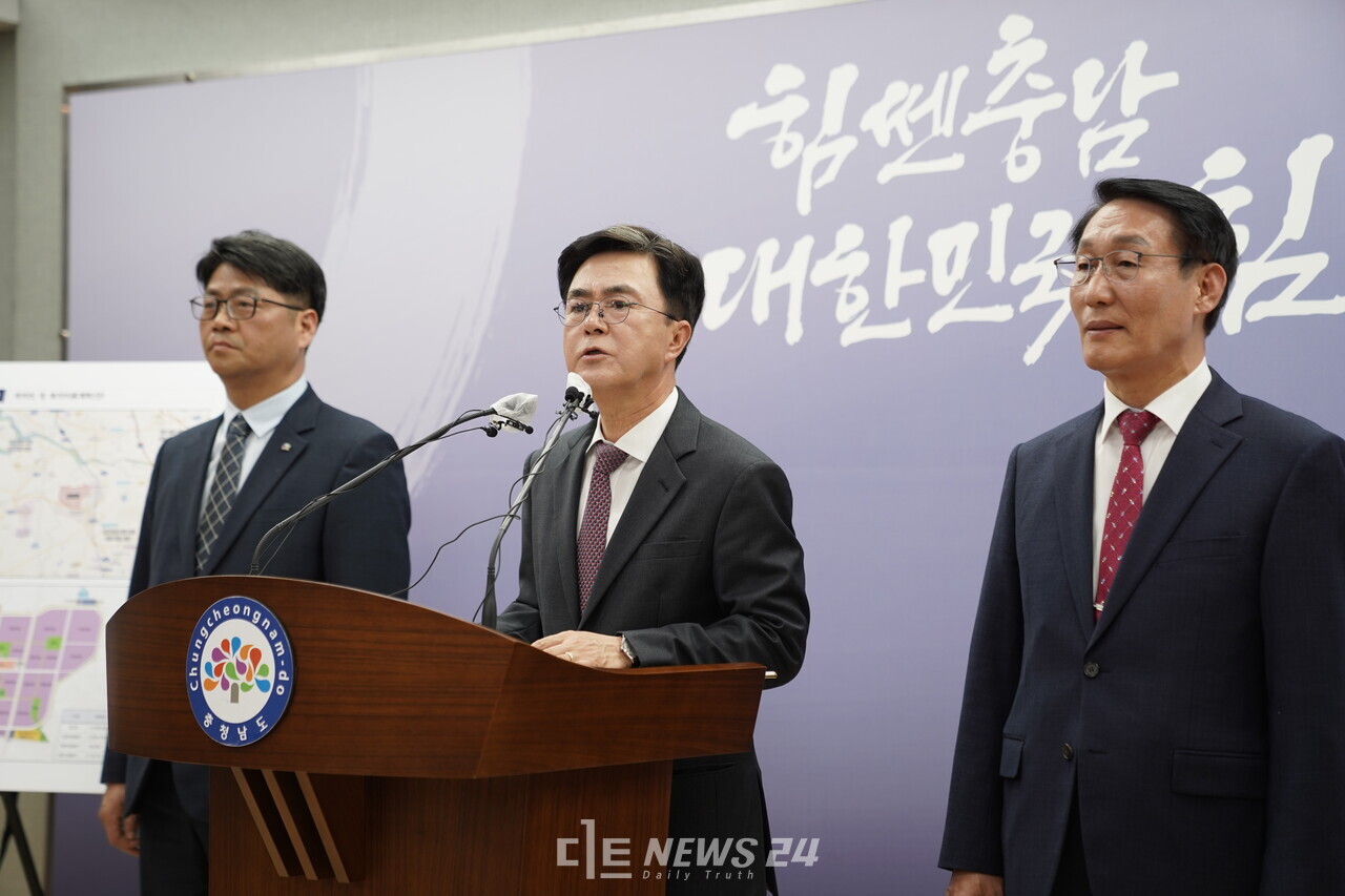 김태흠 충남지사(가운데)와 이용록 홍성군수(오른쪽), 신동헌 천안시부시장이 15일 도청 프레스센터에서 국가산단 지정 발표와 관련해 기자회견을 갖고 있다. 황재돈 기자. 