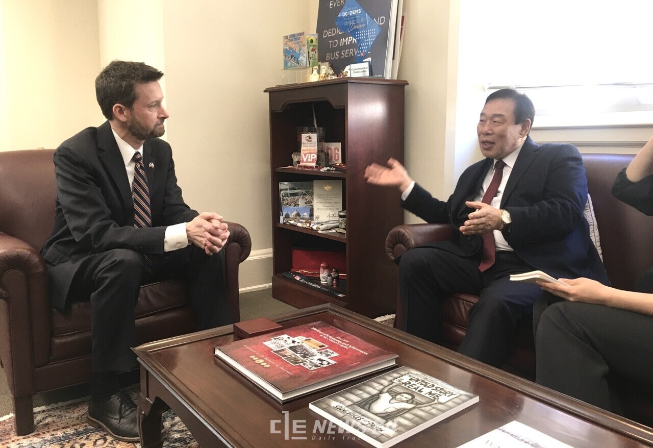 찰스 엘렌 워싱턴 D.C. 시의회 교통환경위원장(좌측)과 버스 요금 무료화 등 대중교통 혁신 정책에 대해 이야기 가누고 있는 최민호 세종시장. 세종시 제공. 