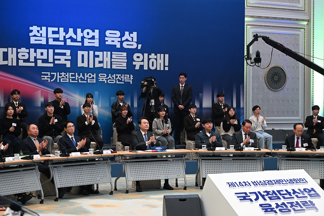 윤석열 정부가 지난 15일 ‘국가첨단산업벨트 조성계획’을 발표했다. 총선을 1년 여 앞두고 발표한 대규모 국가산단 조성 사업에 정치권 일각에서는 ‘총선용 포퓰리즘’ 아니냐는 해석이 나오고 있다. 사진: 지난 15일 청와대 영빈관에서 열린 비상경제민생회의 모습. 대통령실 제공.