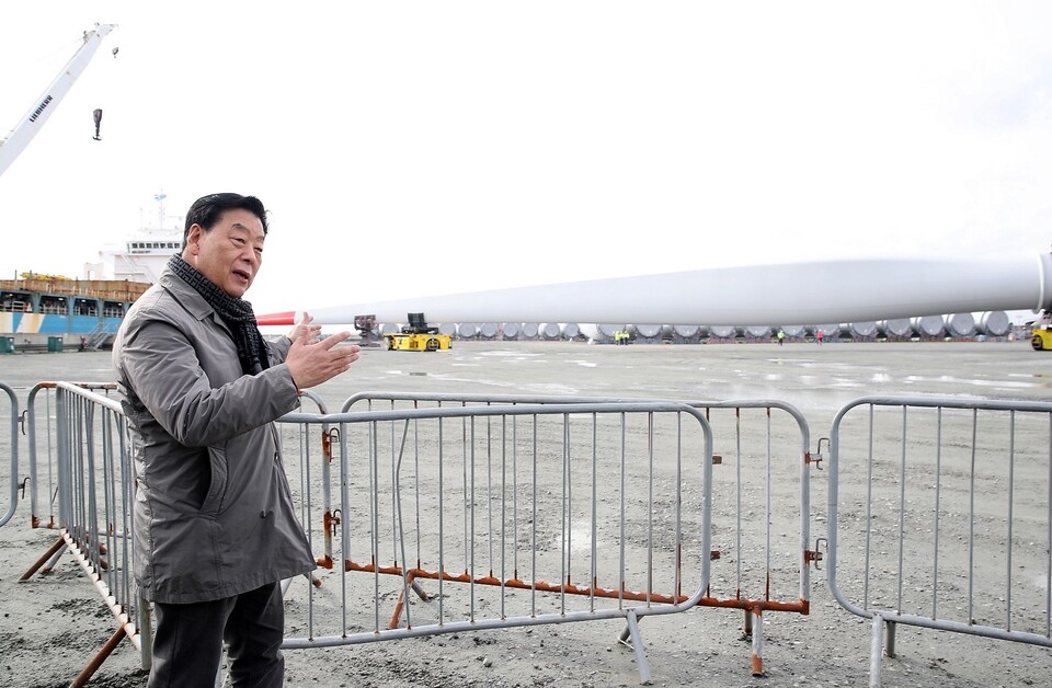 15일 영국 험버 지역의 해상풍력 클러스터 현장을 방문한 가세로 군수. 태안군 제공.