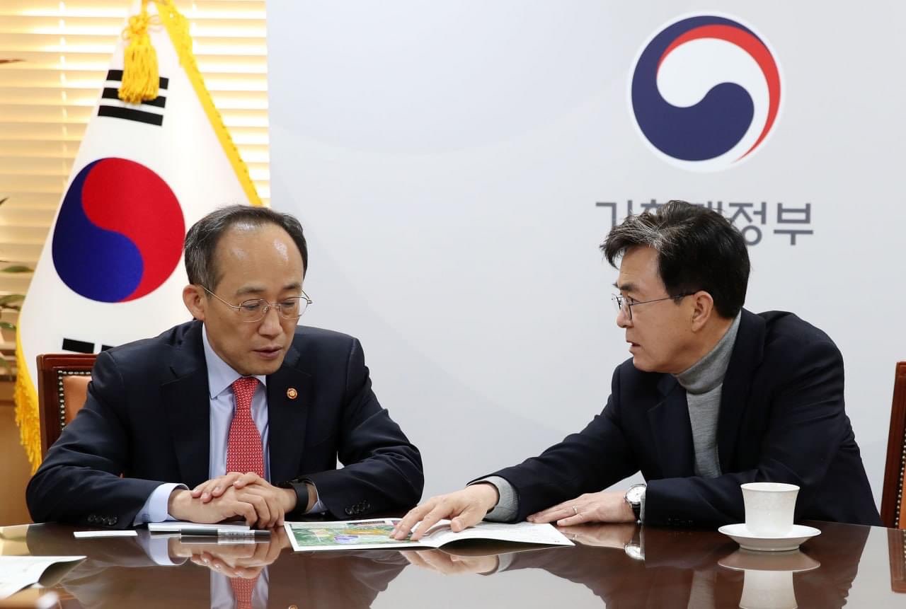 김태흠 충남지사가 추경호 경제부총리를 만나 국가산단 지정을 건의하고 있는 모습. 김태흠 지사 페이스북 갈무리. 