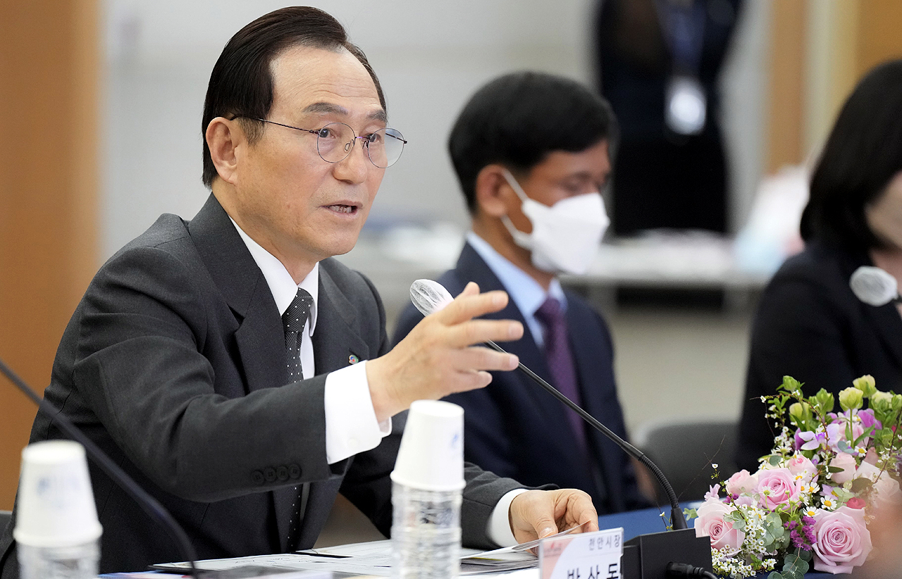 박상돈 천안시장이 20일 오전 시청 간부회의에서 프로리그(K리그2) 진출 이후 시즌 초반 최하위에 머물고 있는 천안시티FC를 격려했다. 자료사진.