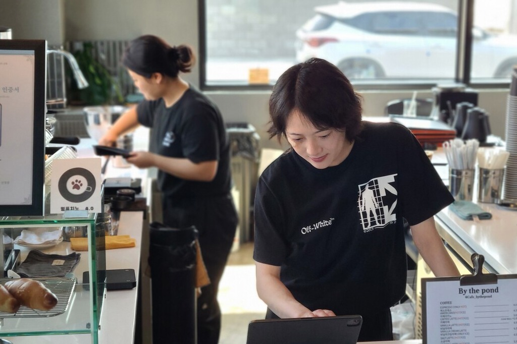 김차이씨와 카페의 주인장 동생이 함께 커피를 내리고 있다.
