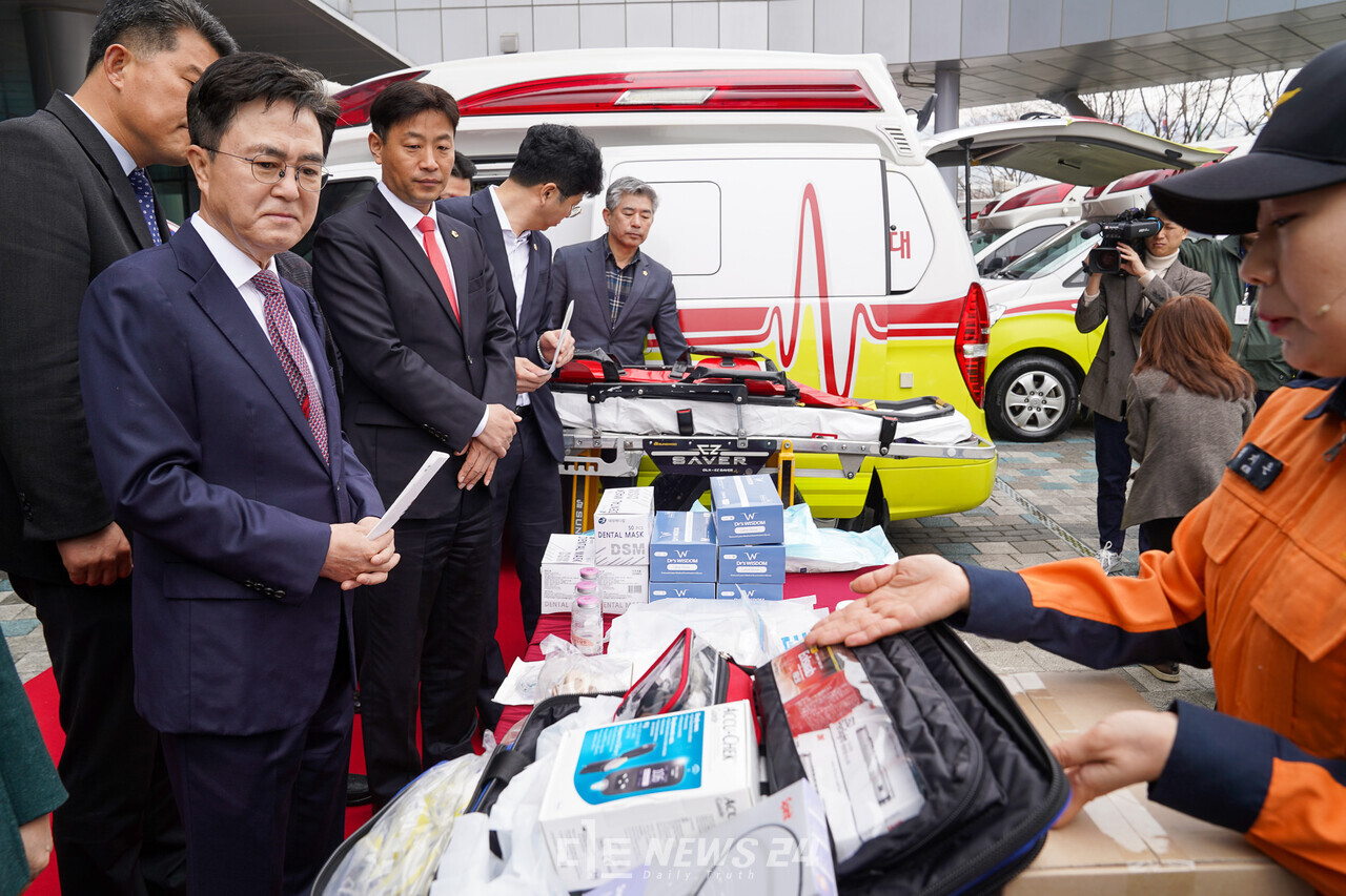 김태흠 충남지사가 23일 라오스 지원 구급차 출하식에서 구급차 내 적재되는 구급장비들을 살피고 있다. 유솔아 기자.
