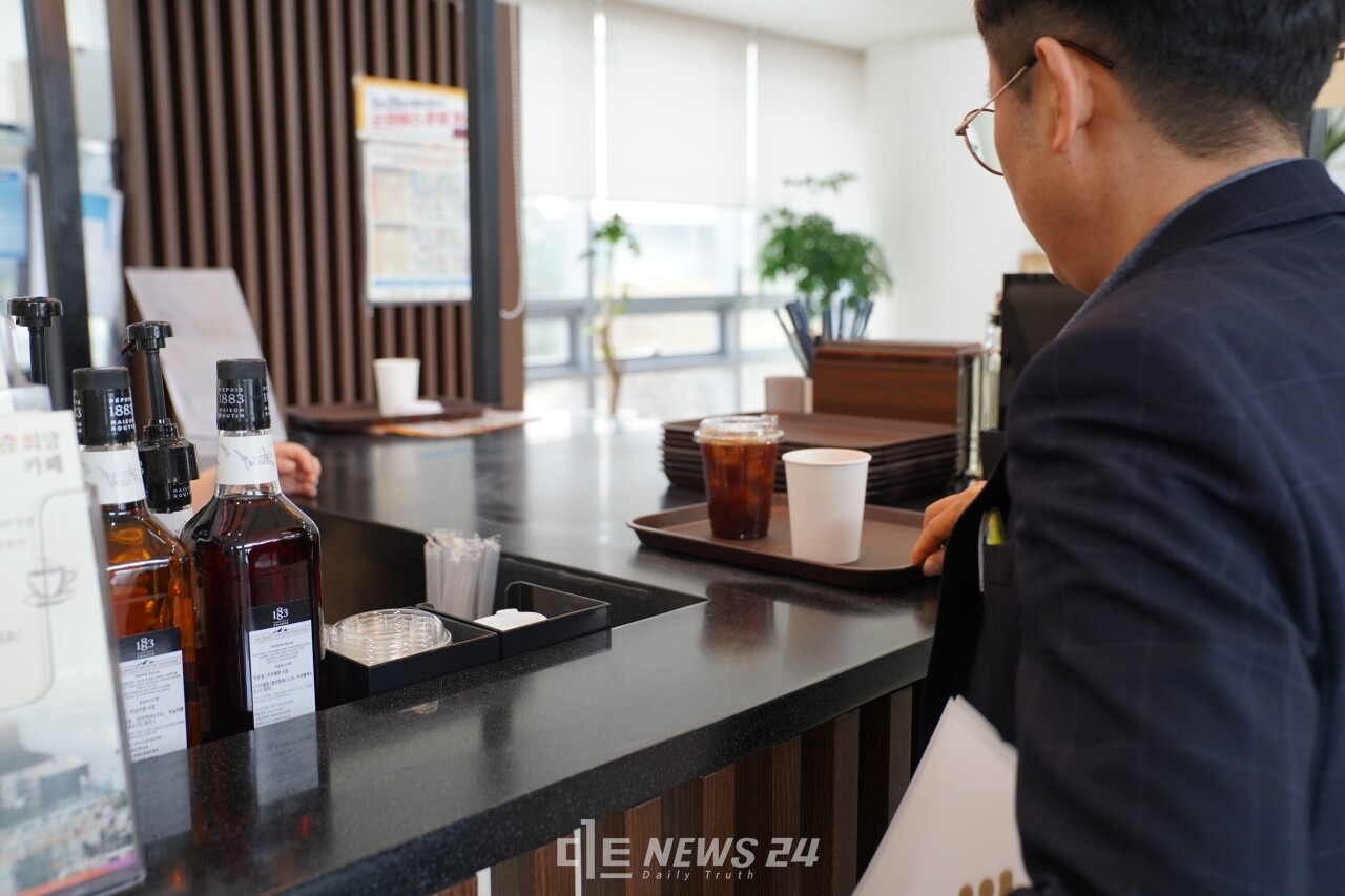 한 공직자가 23일 오후 도청 1층 희망카페에서 일회용 컵에 담긴 음료를 받아가고 있다. 유솔아 기자.
