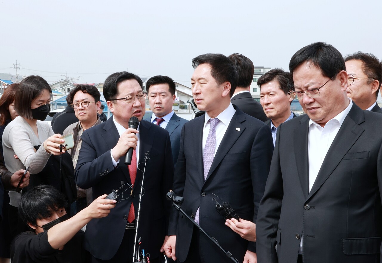 23일 대전 유성 현충원역 일원을 방문한 (사진 왼쪽부터)이장우 대전시장, 김기현 국민의힘 당대표, 이은권 국민의힘 대전시당위원장이 호국보훈파크, 호남고속도로 확장 및 지하화 사업에 대한 설명을 듣고 있다. 대전시 제공.