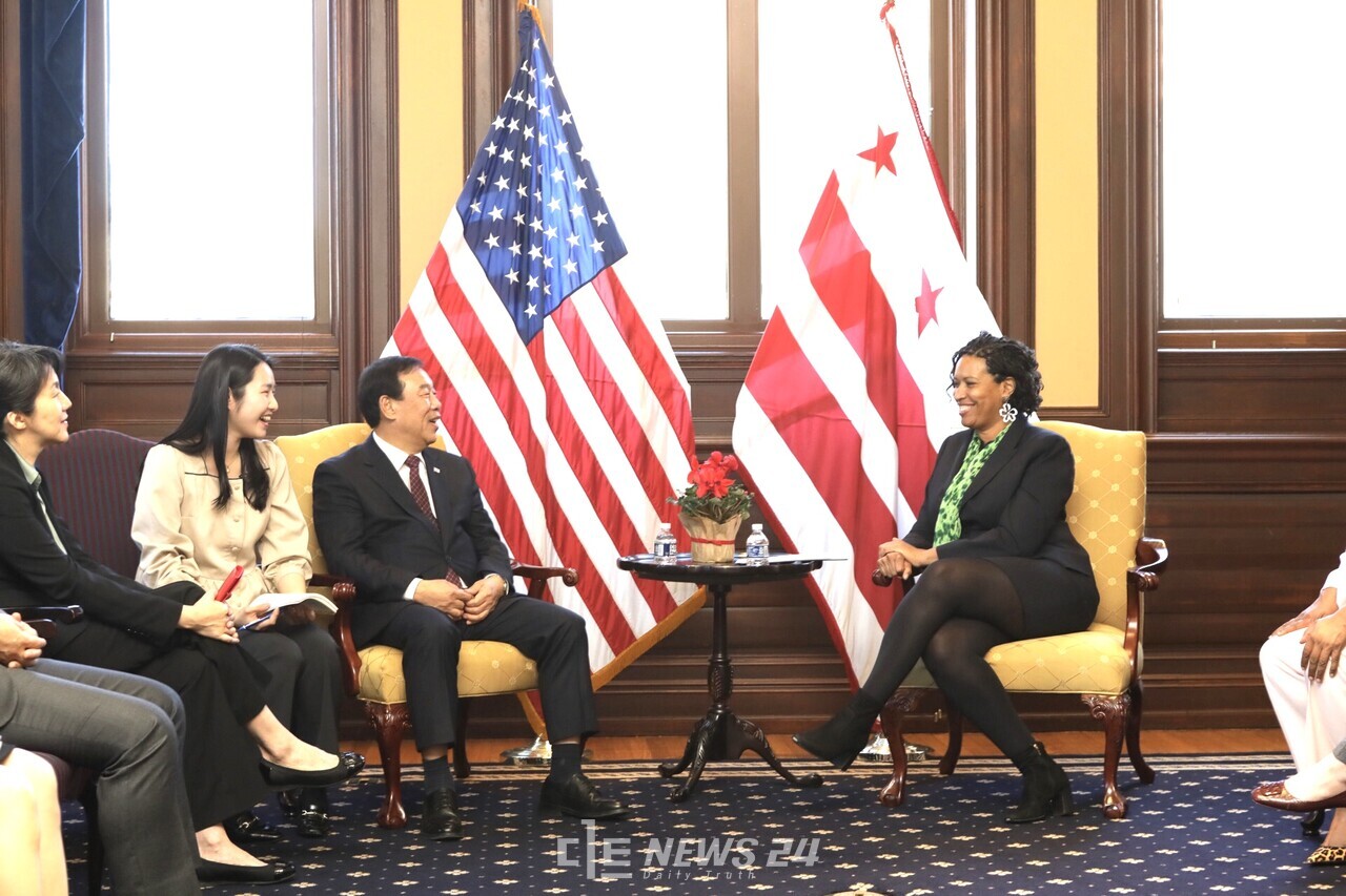 최민호 세종시장이 미국 워싱턴 순방 과정에서 뮤리엘 바우저 워싱턴 D.C. 시장과 환담을 나누고 있다. 세종시 제공. 