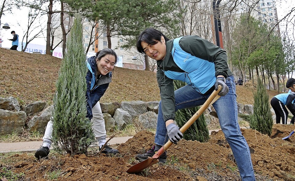 나무심기. 현대제철 제공.