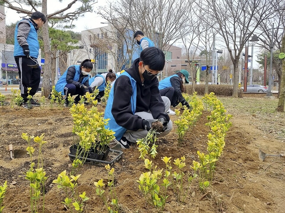 꽃심기. 현대제철 제공.